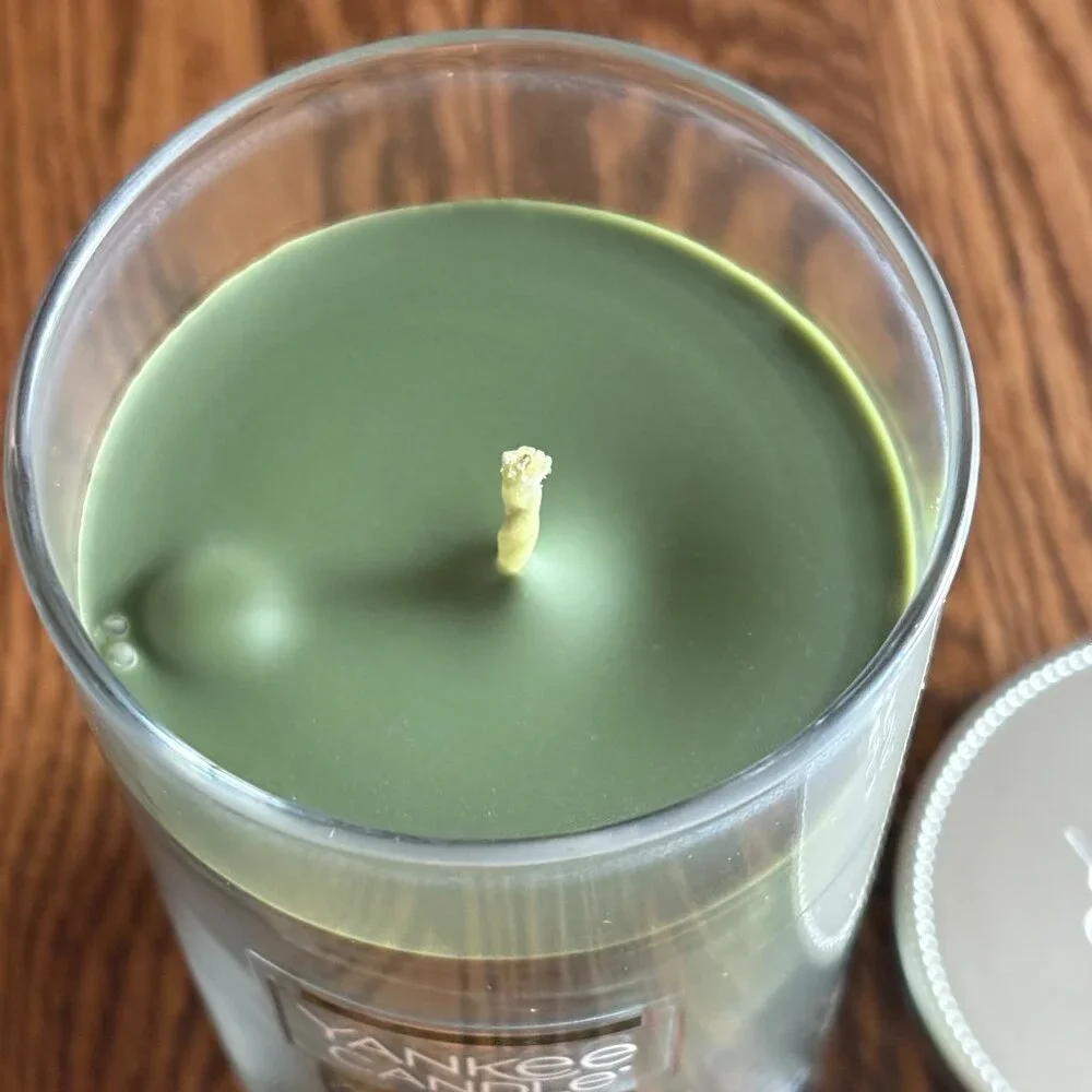 Mistletoe Yankee Candle Medium Tumbler Candle, NWT - Picture 7 of 8